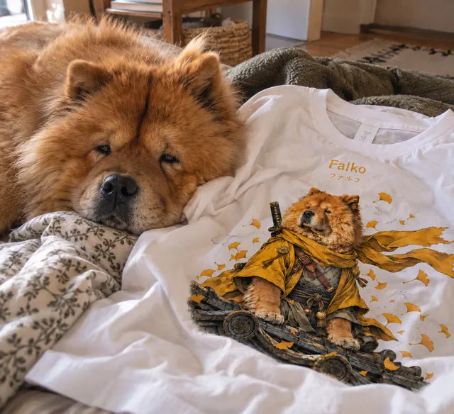Falko, chow-chow, sur le lit à côté de son t-shirt avec son portrait de samouraï